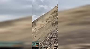 Artvin Yusufeli'ndeki heyalan anı kameralara yansıdı