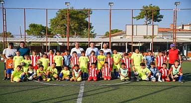 "Atatürk Kupası-2023 Futbol Turnuvası", Ayvalık Belediye Başkanı Ergin'in vuruşuyla başladı 