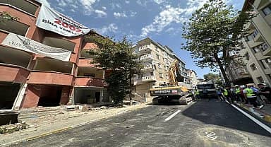 Avcılar Belediyesi 17 Ağustos'un 24. Yılında ilçedeki 1999'uncu riskli binayı da yıktı