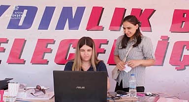 Aydın Büyükşehir Belediyesi'nin tercih tırından binden fazla öğrenci yararlandı