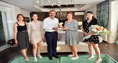 "Ayın Çukurovalısı" ödülünün ilk sahibi hayvansever Sevim Paydaş oldu