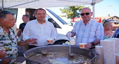 Ayvalık Belediyesi vatandaşlara aşure dağıttı