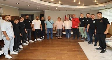 Başkan Hürriyet, İzmit Belediyespor Güreş Takımı'na başarılar diledi