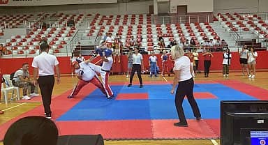 Bayraklılı sporculardan kıck boks başarısı