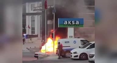 Bilecik'te kırmızı ışıkta beklerken yanmaya başlayan otomobil kullanılamaz hale geldi