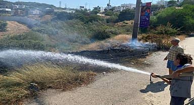 Bodrum Belediyesi personelinden yol kenarında çıkan yangına erken müdahale