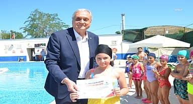 Bozüyük Belediyesi'nin ücretsiz yüzme kursunda katılım belgeleri verildi 