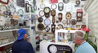 Burhaniye'de 50 yıllık saat tamircisi Mustafa Öden, baba mesleğini sürdürüyor