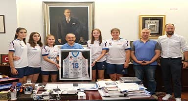 Çağdaş kolejliler basketbol Takımı'ndan Yılmaz Büyükerşen'e ziyaret