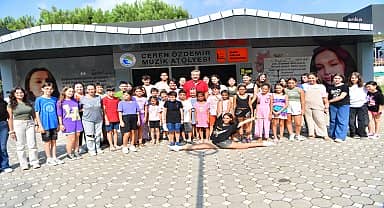 Çukurova Belediye Başkanı Çetin, tiyatro ve drama kursu öğrencilerini ziyaret etti 