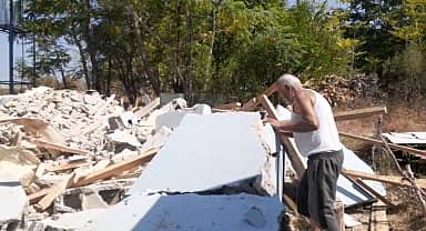 Depremde ağır hasarlı evi ekiplerce yıkılan Osmaniyeli Gencer ailesi, kiraya çıkmalarına rağmen her gün yıkılan evlerinin başına geliyor: "Onların hatıraları hep burada…"