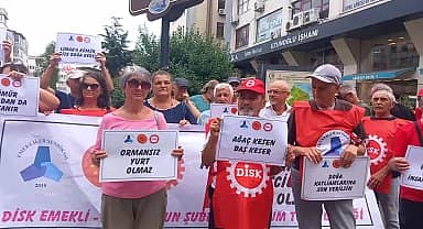 DİSK Emekli-Sen Samsun şubesi üyeleri, Akbelen Ormanı'ndaki ağaç kıyımını cadde ortasında yere yatarak protesto etti