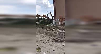 Edirne'de Devlet Demiryolları'na ait lojmanların bahçesinde çevre düzenlemesi kapsamında ağaç kesildi