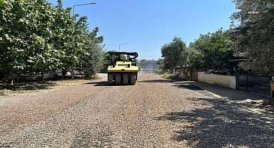 Edremit Belediyesi yol yapım çalışmalarına devam ediyor