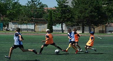 Eskişehir Büyükşehir Belediyesi'nin ücretsiz yaz dönemi futbol eğitimleri sürüyor