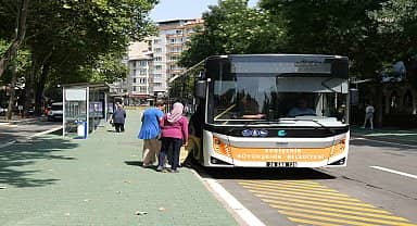 Eskişehir'de Odunpazarı-Atatürk Lisesi kavşağında otobüs hatları çalışmaya başladı