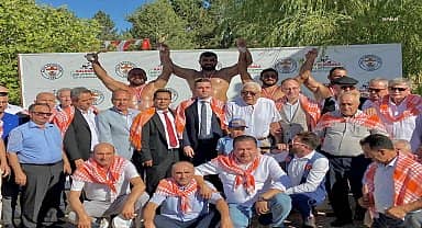 Fethiye Belediyespor Güreşçisi Ali Yanatma, Denizli'de başpehlivanlığı kazandı