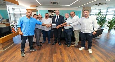 Gazetecilerden başkan Arda'ya özel hediye