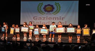 Gaziemir'de sahne, yaz okulu kursiyerlerinin