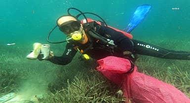 Gümüşlük'te deniz dibi temizliği: 128 kilogram atık toplandı