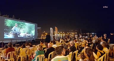 İzmir'de açık hava sinema gösterimleri devam ediyor