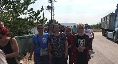 İzmir'de örgütlendikleri gerekçesiyle işten çıkarıldıklarını ileri süren sera işçileri, şirket önünde eylem yaptı