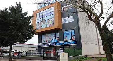 İzmit Belediyesi Çınar Akademi'de mezun öğrenci ön başvuruları sürüyor