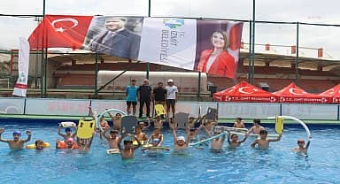 İzmit Belediyesi'nin portatif yüzme havuzu açıldı