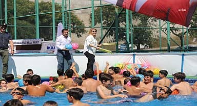 İzmit Belediyesi'nin portatif yüzme havuzu açıldı 