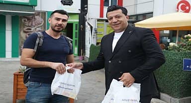 İzmit Belediyesi servis bekleyen işçilere poğaça ikram ediyor