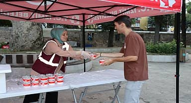 İzmit Belediyesi vatandaşlara aşure dağıttı