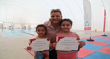 İzmitli küçük yüzücüler sertifikalarını Başkan Hürriyet'in elinden aldı