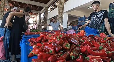 Karacasulu pazar esnafı: "Geçen sene 200 parça mal satıyorsak bu sene 100 parça satıyoruz"