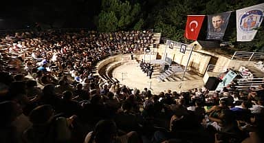 "Kargalar" oyunu Efes Selçuklu tiyatroseverlerle buluştu