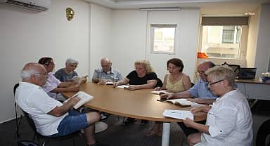 Karşıyaka Belediyesi sağlıklı yaş alma merkezi üyeleri, görme engelliler için kitap seslendiriyor