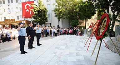 Karşıyaka'da 30 Ağustos Zafer Bayramı kutlamaları çelenk bırakma töreniyle başladı