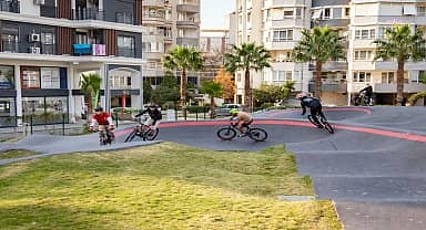 Karşıyaka'da Pump Track bisiklet parkuru yoğun ilgi görüyor