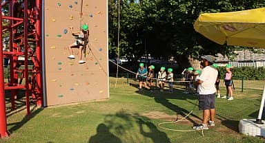 Karşıyaka'da tatil keyfi 'Macera Parkı'nda yaşanıyor