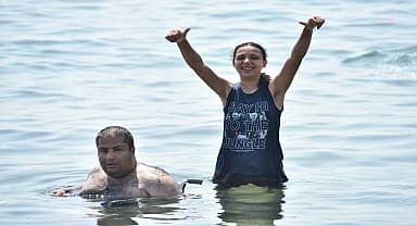 Kemalpaşa'da deniz sevgisi, engel tanımıyor
