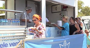 Konaklı kadınlar denizle buluşuyor