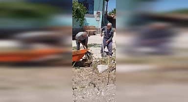 Konya Meram'da Ak Partili Belediye'den hizmet alamadıklarını söyleyen mahalle sakinleri: "Burası şehir merkezine 15 kilometre. Ne yol var ne otobüs. Bu Ak Parti'ye oy yok"