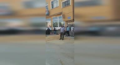 Konyalı çiftçi, elinde kalan buğdayını AKP ilçe binası önüne döktü