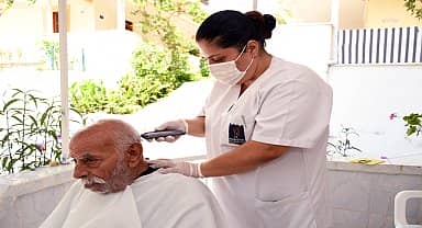 Kuşadası Belediyesi evde bakım birimi, berber ve kuaför hizmeti vermeye başladı