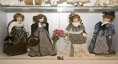 Kuşadası Belediyesi'nin 'Porselen Bebek Sergi Alanı'na yoğun ilgi