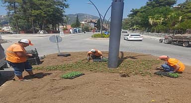 Marmaris Belediyesi ekiplerinden parklarda bakım ve onarım çalışması