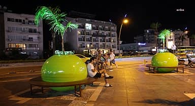 Marmaris Belediyesinin dev saksıları ilgi çekti