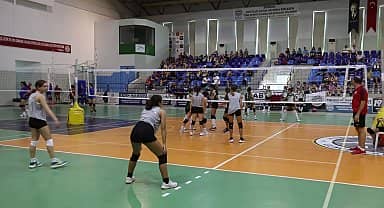 Marmaris'te minik voleybolcular Zafer Bayramı için oynadı