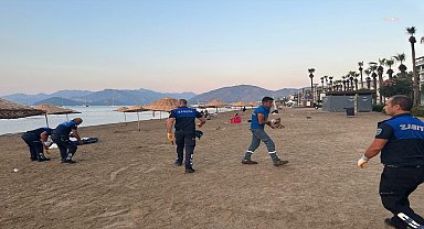 Marmaris Zabıtası'ndan Halk Plajı'nda taş temizliği