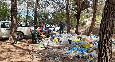 Menteşe ve Muğla Büyükşehir Belediyesi Ekipleri, Akbük Koyunda 2 ton çöp topladı