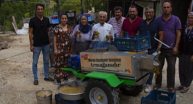 Mersin Büyükşehir Belediyesi, üzüm sıkma makinesi desteğine Tarsus'tan başladı